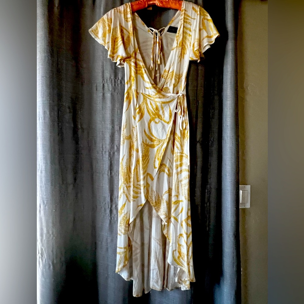 Soft wrap dress. Size xs . Color shell with yellow design .